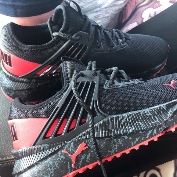 Boys size 5 black & red puma sneakers, brand new never worn - Picture 2 of 4